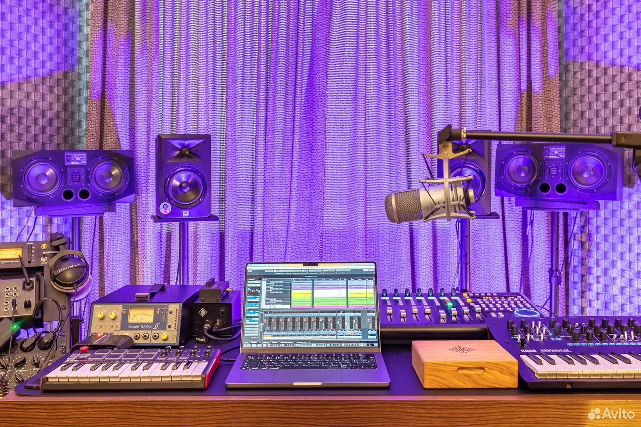 Пульт и мониторы студии Brick Sound